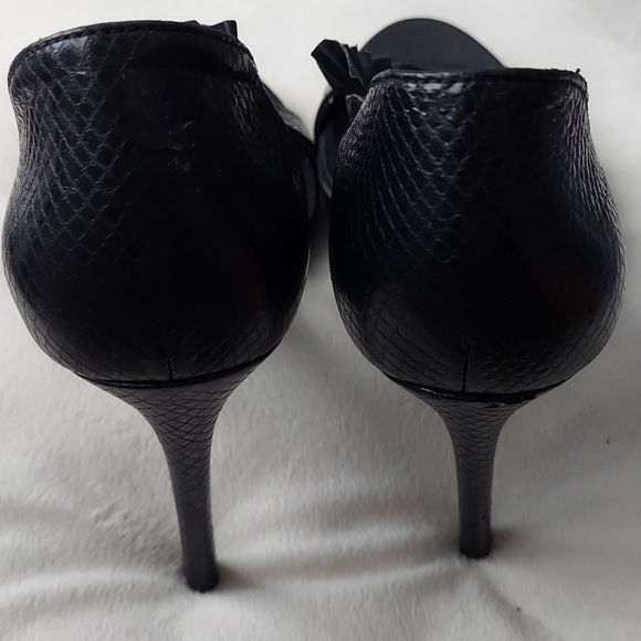 Michael Kors Black Ruffled Sandals with Straps - Picture 5 of 7